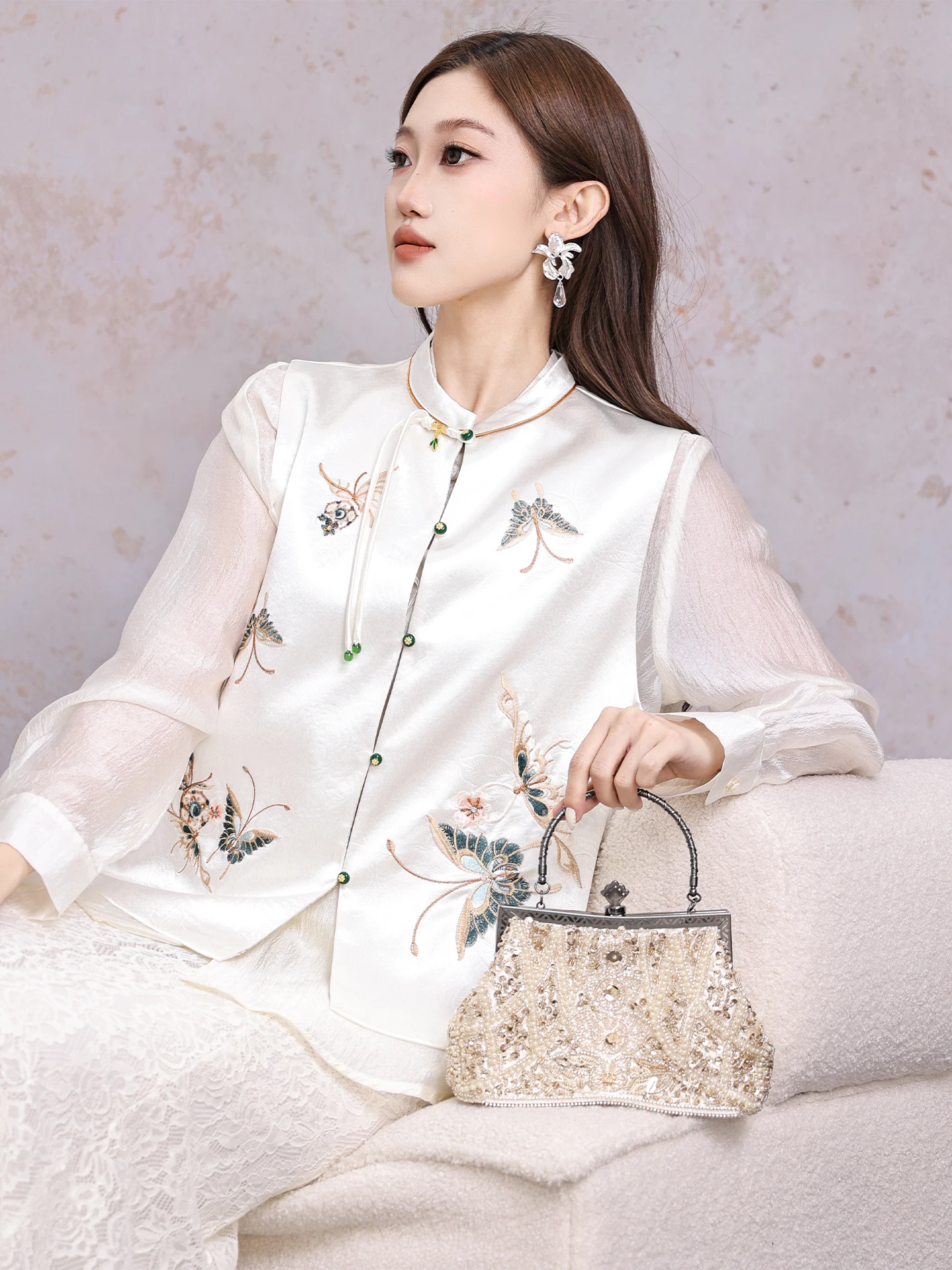 

Новая китайская шелковая атласная жилетка с вышивкой и подплечниками для женщин, весенняя модная верхняя одежда с воротником-стойкой