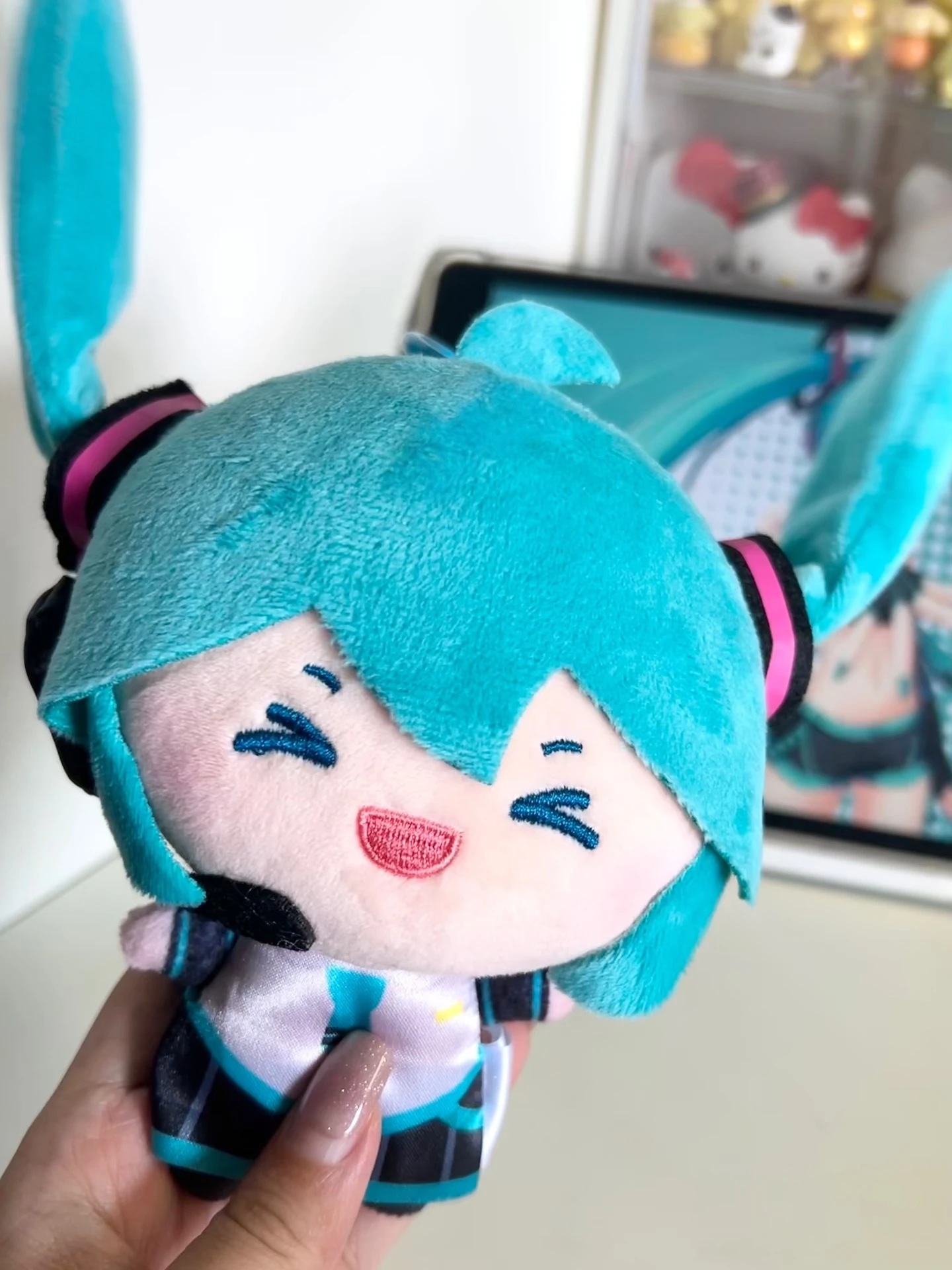 リアルなボーカロイドフューチャーガールぬいぐるみ、尻尾を振るソフトなぬいぐるみ、6歳以上のお子様への誕生日プレゼント、ppコットン充填の布製アートトイ