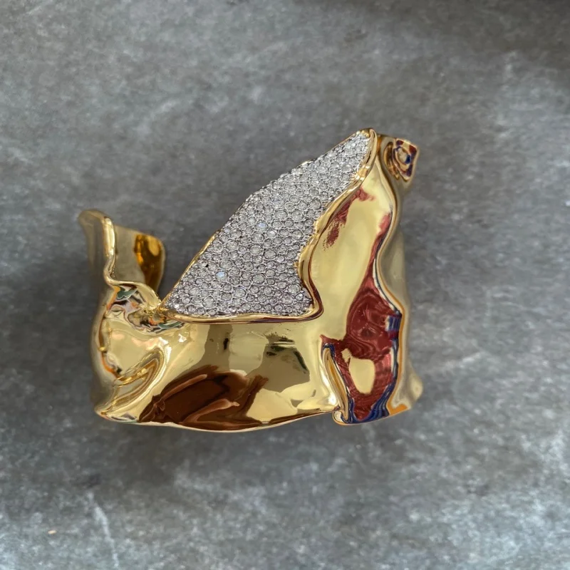 

An original design genius, a copper gold-plated heavy metal, fashionable Irregular Surface Full Diamond Bracelet