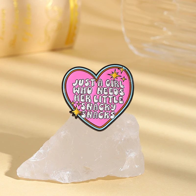 JUST A GIRL NEEDS SNACKY SNACKS, alfileres esmaltados, broches de corazón rosa personalizados, insignias de solapa, ropa, joyería divertida, regalo para amigos