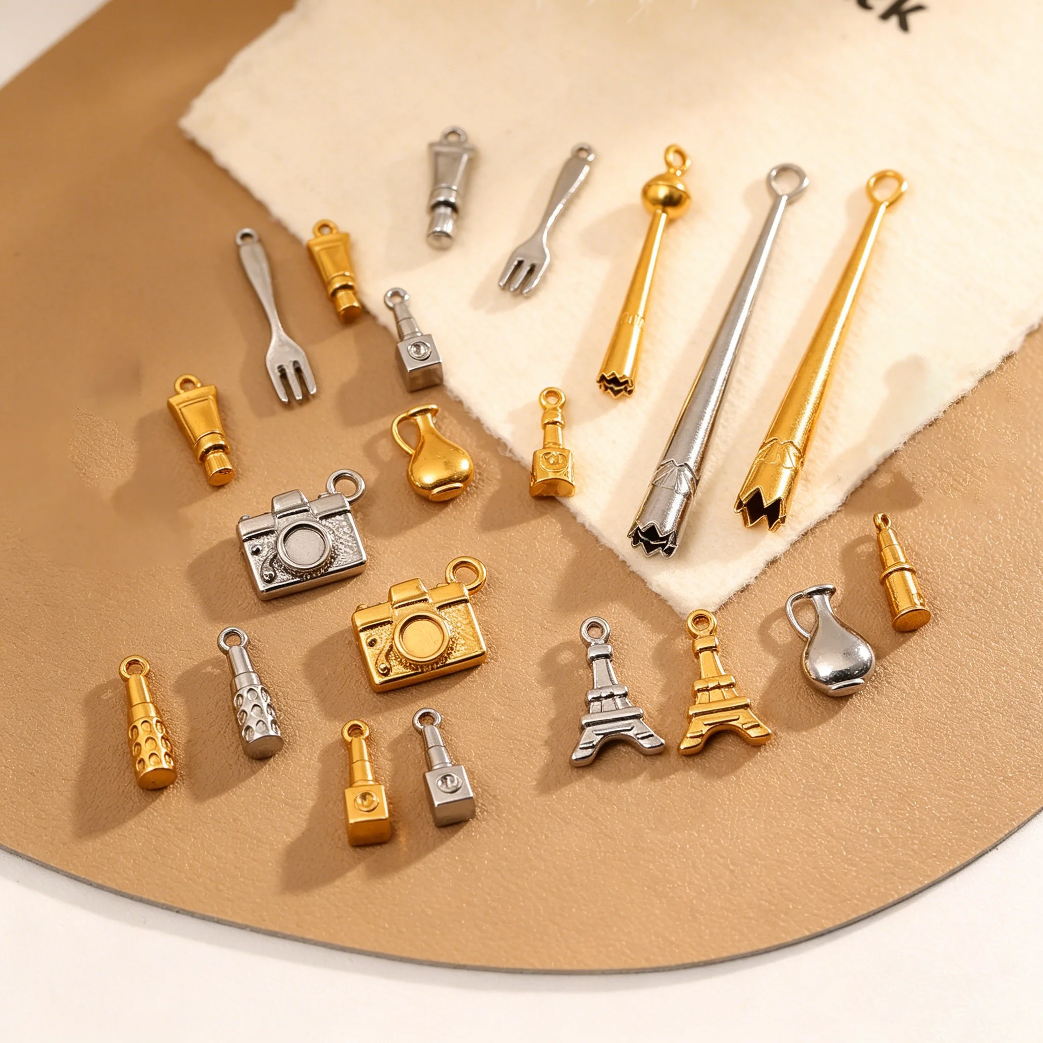 2 Stück Edelstahl-Gabel-Kamera-Eiffelturm-Anhänger DIY-Charms für Bastelarbeiten, Ohrringe, Halsketten, Schmuckherstellung, Retro-Accessoires, Bastelbedarf – Detail 2