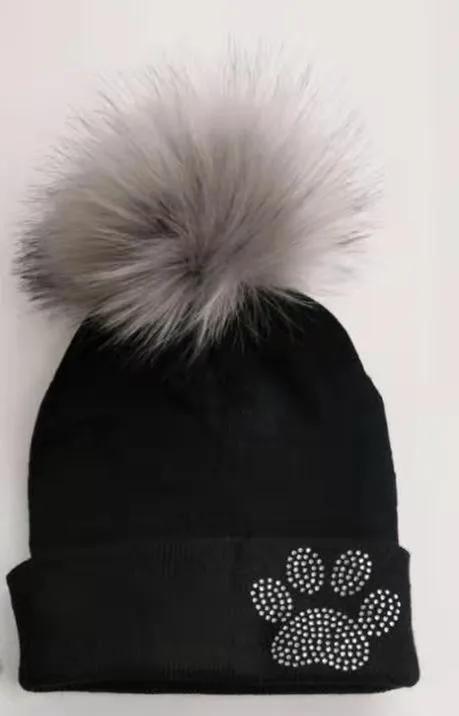 

Шапка-бини для детей и родителей, для мальчиков и девочек, теплая зимняя шапочка вязаная бини, новая вышивка стразами в виде лапы с помпоном из искусственного меха