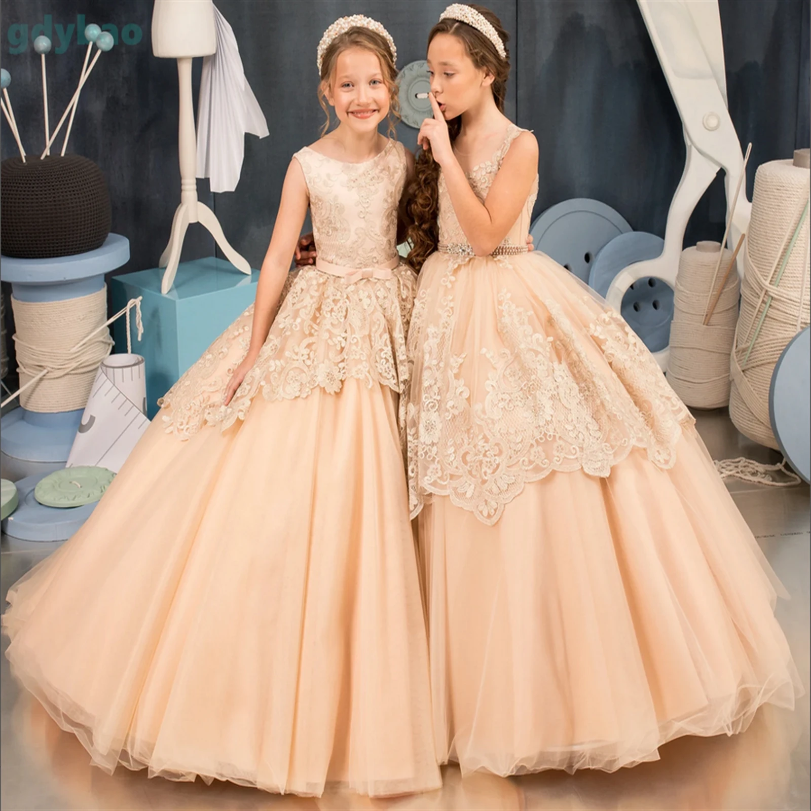 

Flower Girl Dress For Wedding Tulle Lace Applique Fluffy Sleeveless With Bow First Communion Gown Birthday Party Pageant Dresses