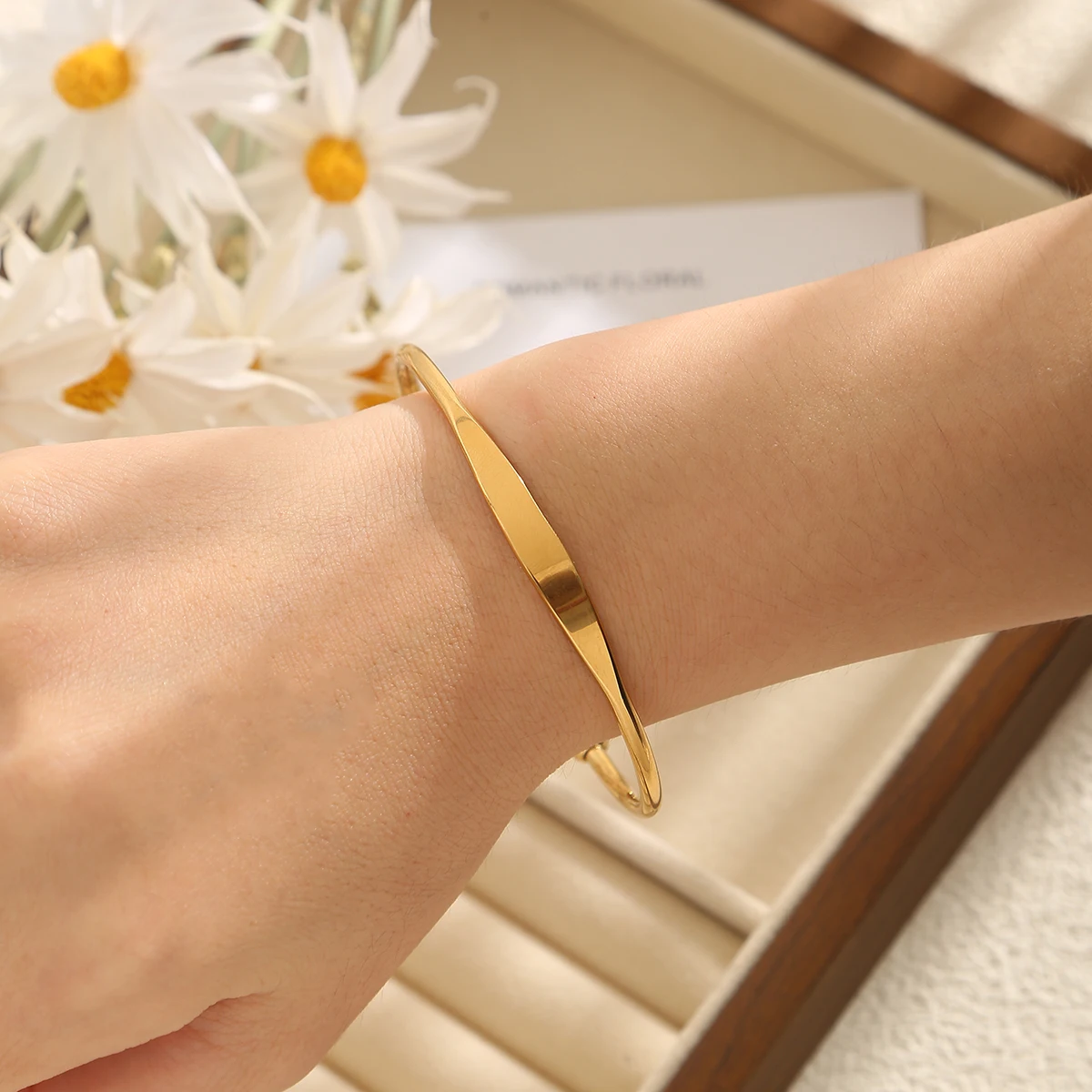 مجموعة GIOIO الحد الأدنى العصرية المفتوحة أساور نسائية عصرية وأنيقة من الفولاذ المقاوم للصدأ مطلية بالذهب عيار 18 قيراط مجوهرات شتوية يومية #3