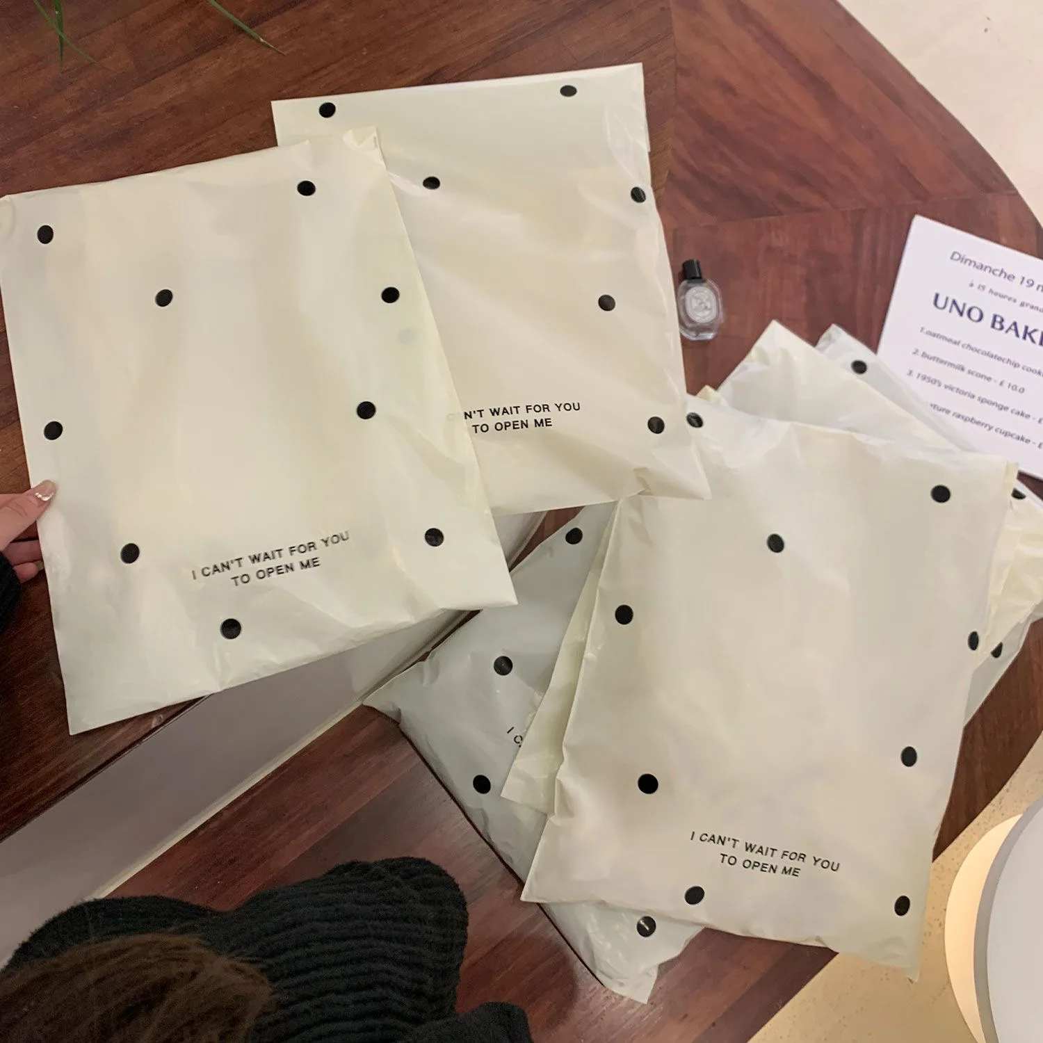 Bolsa de embalaje exprés de piezas, sobres de envío con estampado de puntos blancos y negros, autoadhesivos, bolsas de mensajería, suministros de negocios, 100