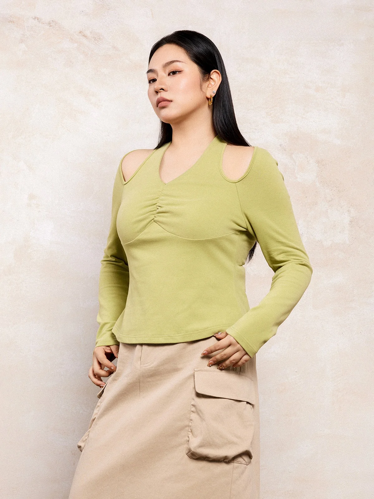 

Plusmall Orchid Jasmine Spring New Skin-friendly Elastic Knitted Long Sve Deep V Ne oulder-baring Top Women's Faion