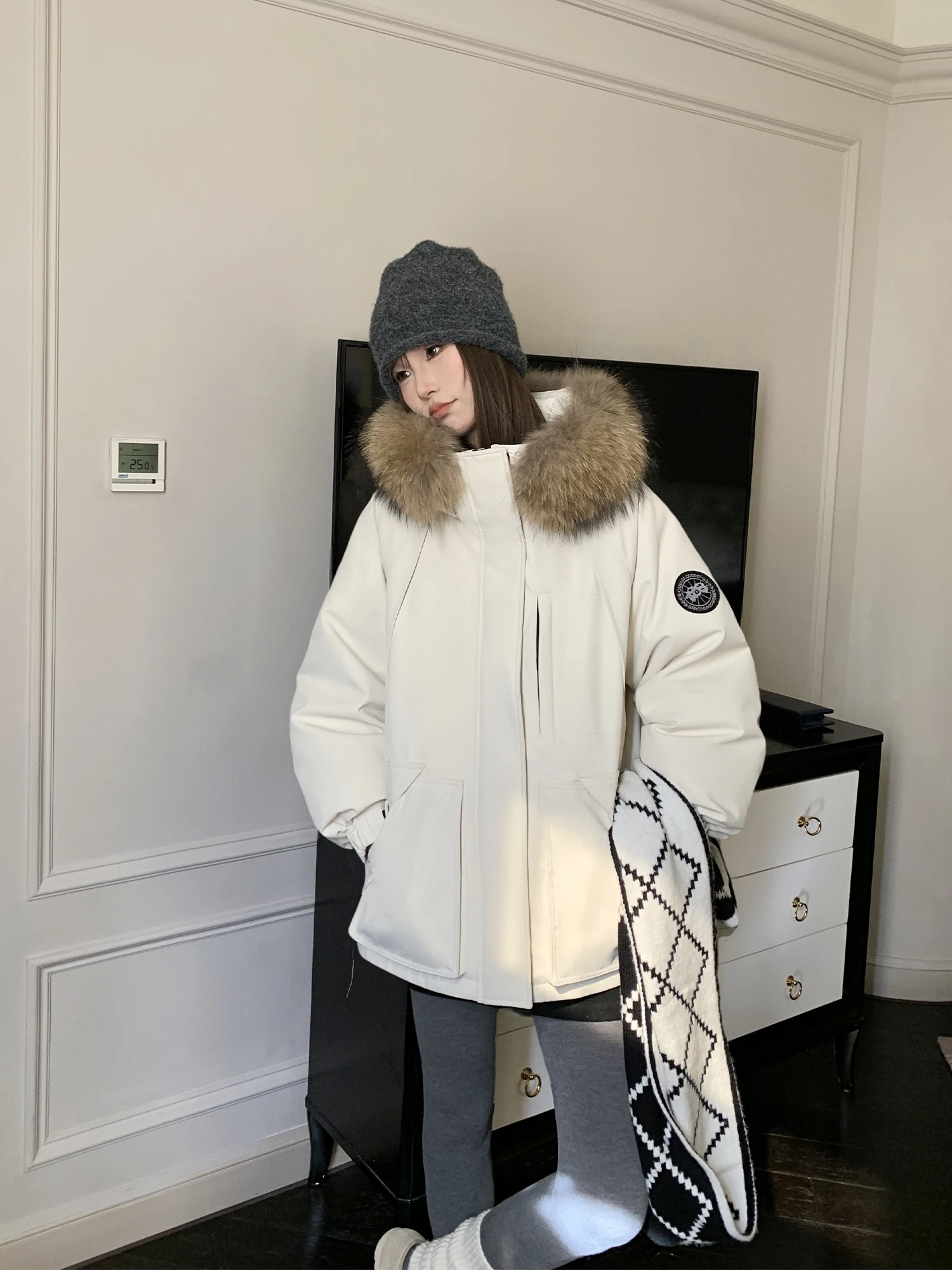 

Yuzhiqi Cr Apricot down Jaet Women's New Sle ort Parka Warm Winter Coat Large Fur Collar Casual Loose Fit