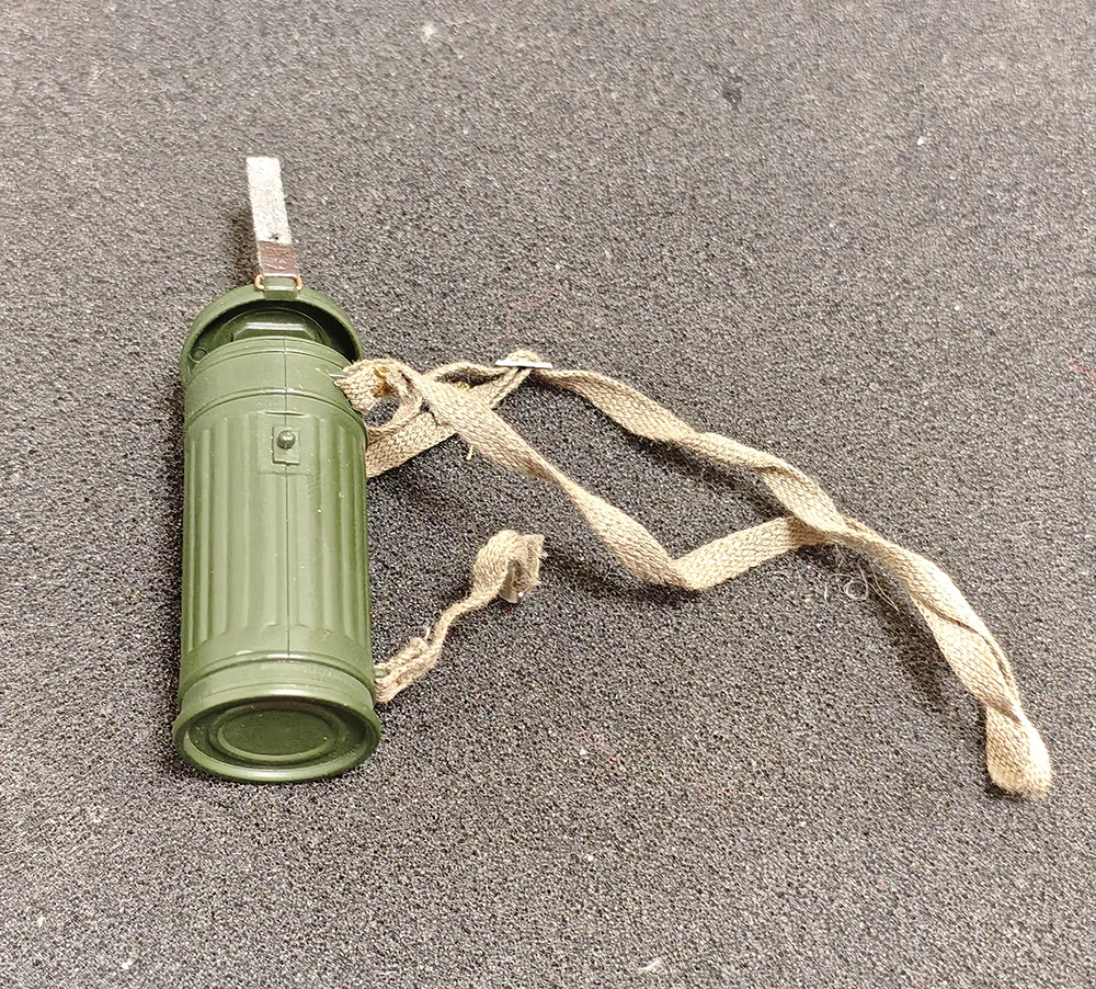 

Large Scale 1/6th ZYTOYS Soldier Doll Plastic Material Gas Toys Bottle with Sling Can be Opened But Fade Before Orders Carefully