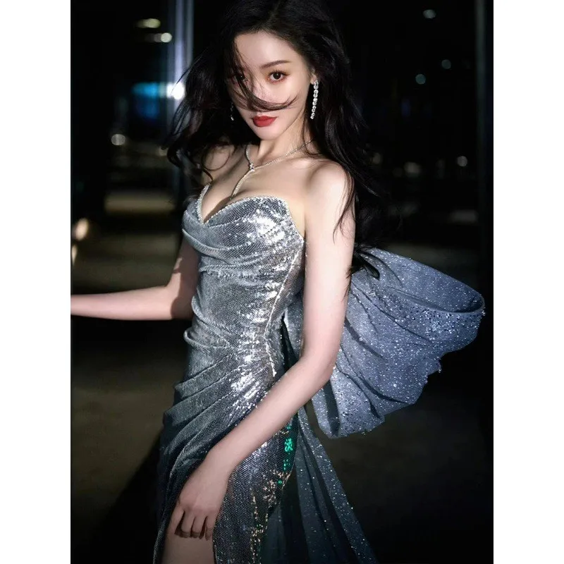 

A new style of silver sequined fishtail slit dress for banquets with elegant hosting