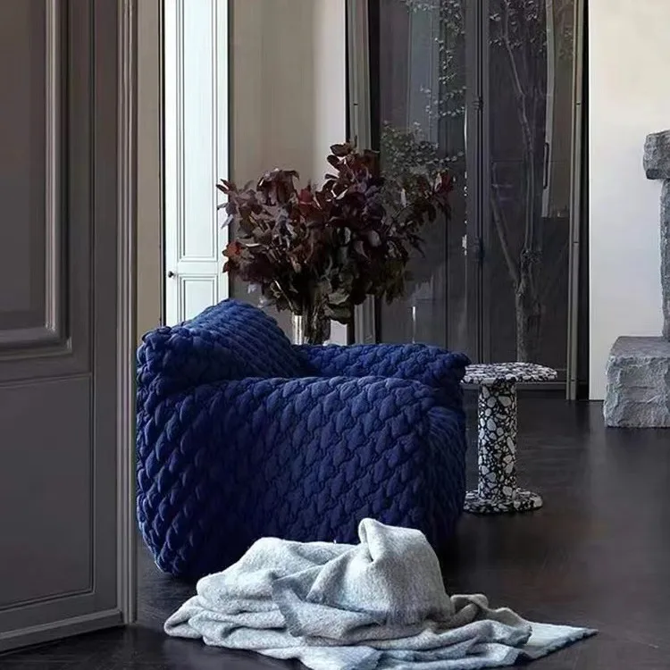 โซฟาผ้าสไตล์อิตาเลียนวาบิ-ซาสึเกะ สำหรับห้องนั่งเล่น ห้องนอน อพาร์ทเมนต์ขนาดเล็ก ดีไซน์สร้างสรรค์ สีน้ำเงินไคลน์ โซฟาเดี่ยว