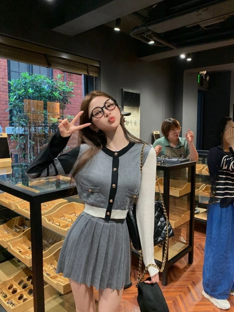 

Сладкий и пряный цветной контрастный вязаный комплект для девочек, осенняя короткая юбка + топ, комплект из двух предметов, комплект в студенческом стиле, уменьшающий возраст