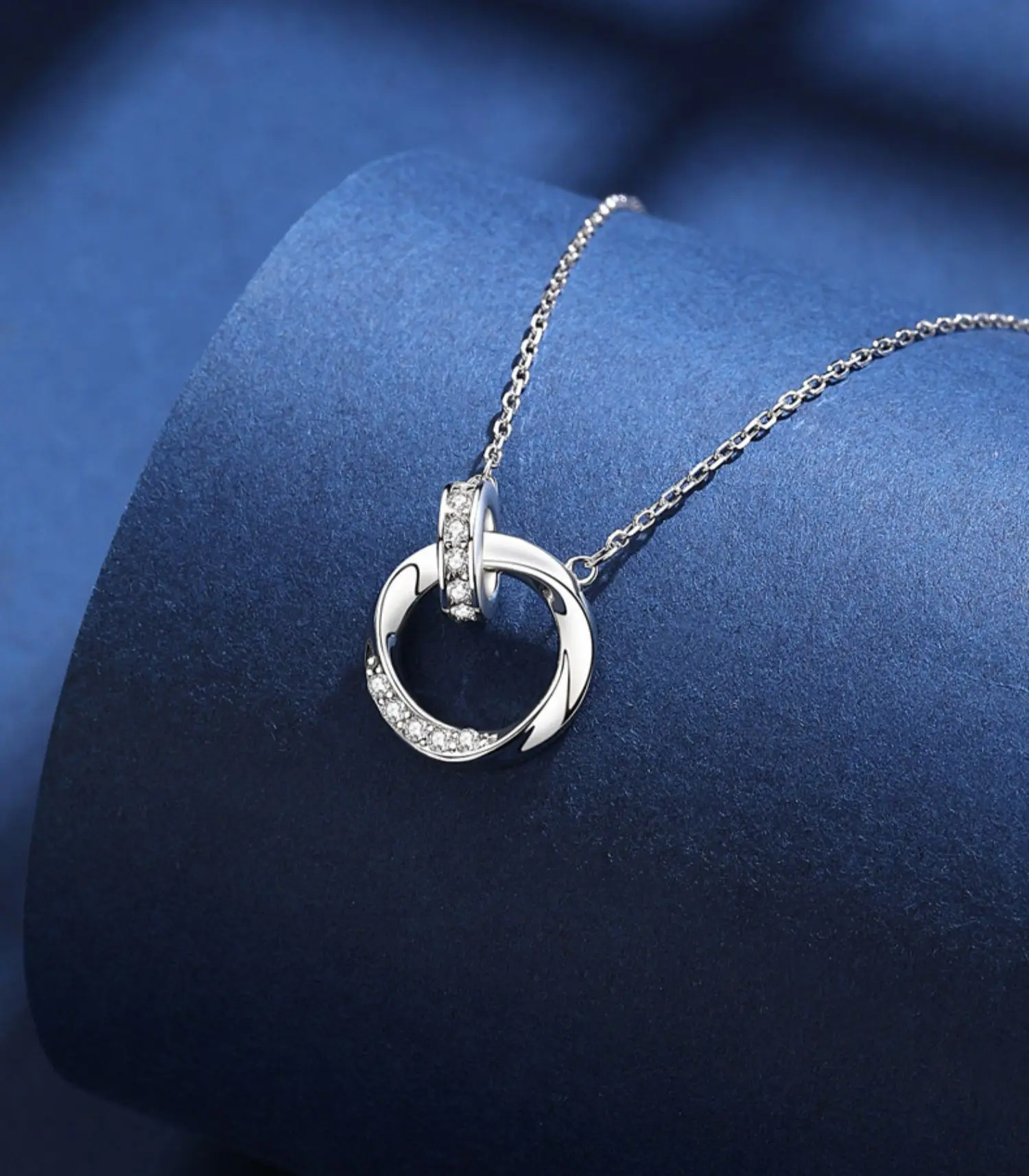 

925 Sterling Silver Mobius Ring Necklace With Sparkling Diamonds Double Circle Pendant Collarbone Chain Women's Luxury Jewelry