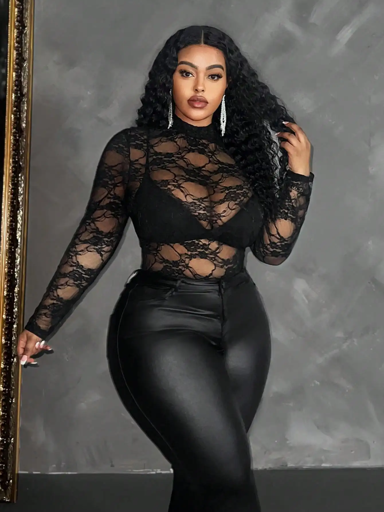 

Черный прозрачный кружевной укороченный топ с длинными рукавами и высоким воротником для женщин