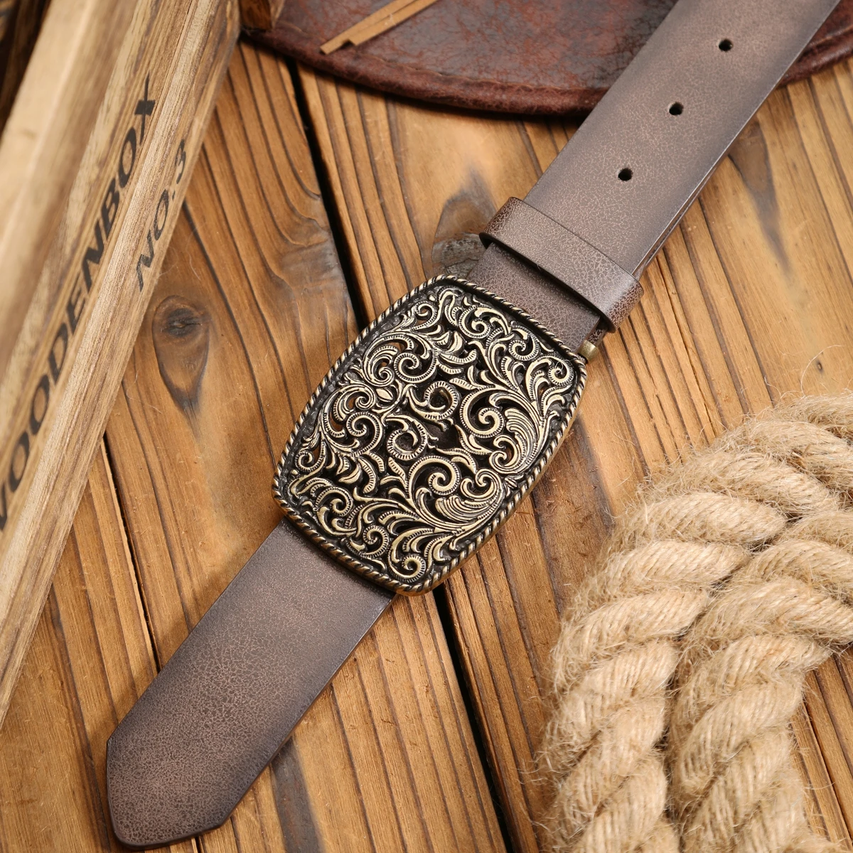 Ein Western-Schnallengürtel aus PU-Leder, geeignet für Männer und Frauen, ein einzigartiger und retro-brauner Gürtel (mit perforierten Nieten) – Detail 12
