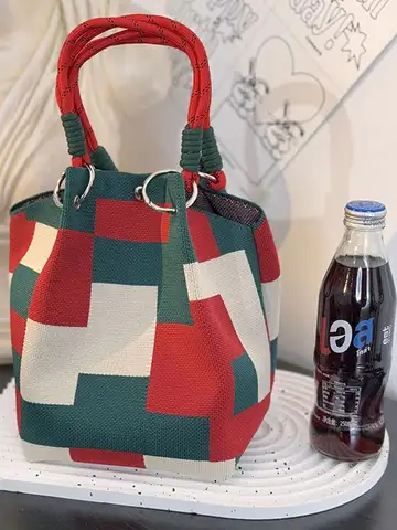 This multi-color knitted retro bucket handbag is simple and color-blocked, versatile and easy to carry with you