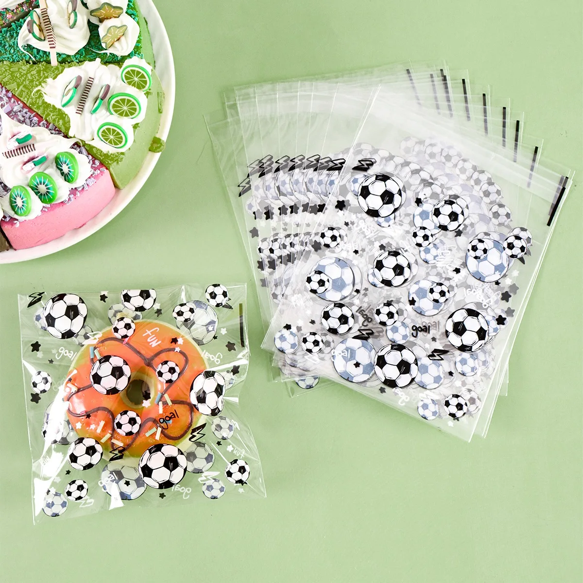 50/100 Stück Fußball-Geschenktüten, transparente Fußball-Süßigkeiten-Kekstüten, selbstklebend, für die Dekoration von Partys zum 1. Geburtstag – Detail 2