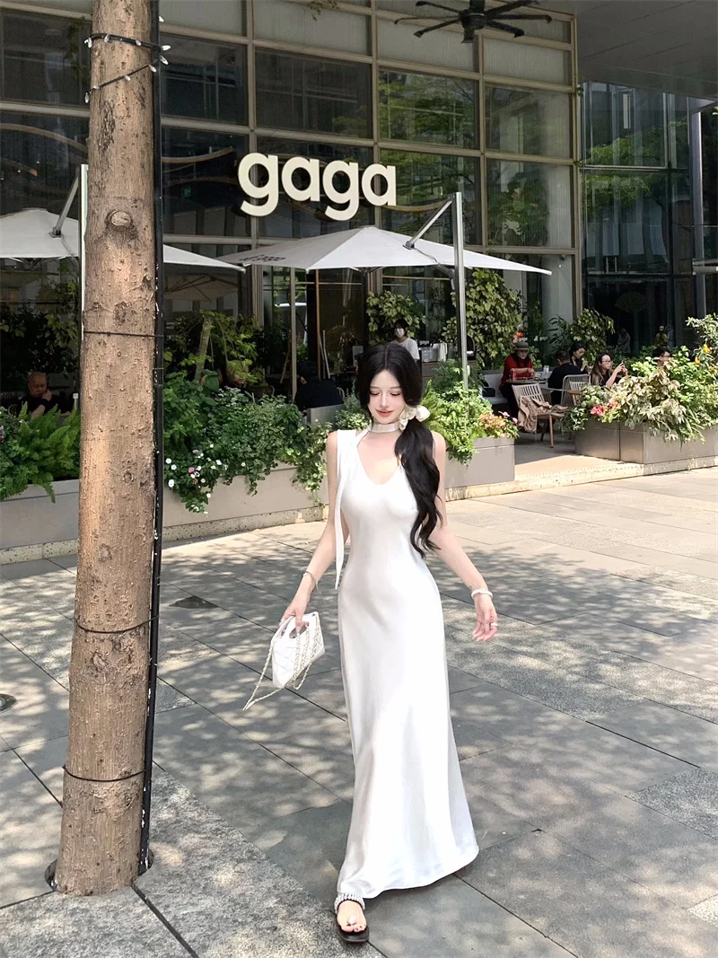 فستان نسائي صيفي مثير من الساتان برقبة على شكل V بدون أكمام على شكل حرف A فستان طويل للسيدات صيفي بلون سادة أنيق ونحيف أساسي