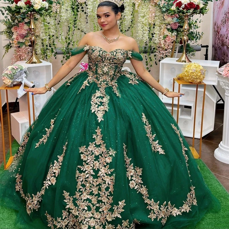 

Sparkly Green Off the Shoulder Quinceanera Dresses Golden Appliques Lace Beading Tull Ball Gown Crystatls Vestidos De 15 Años