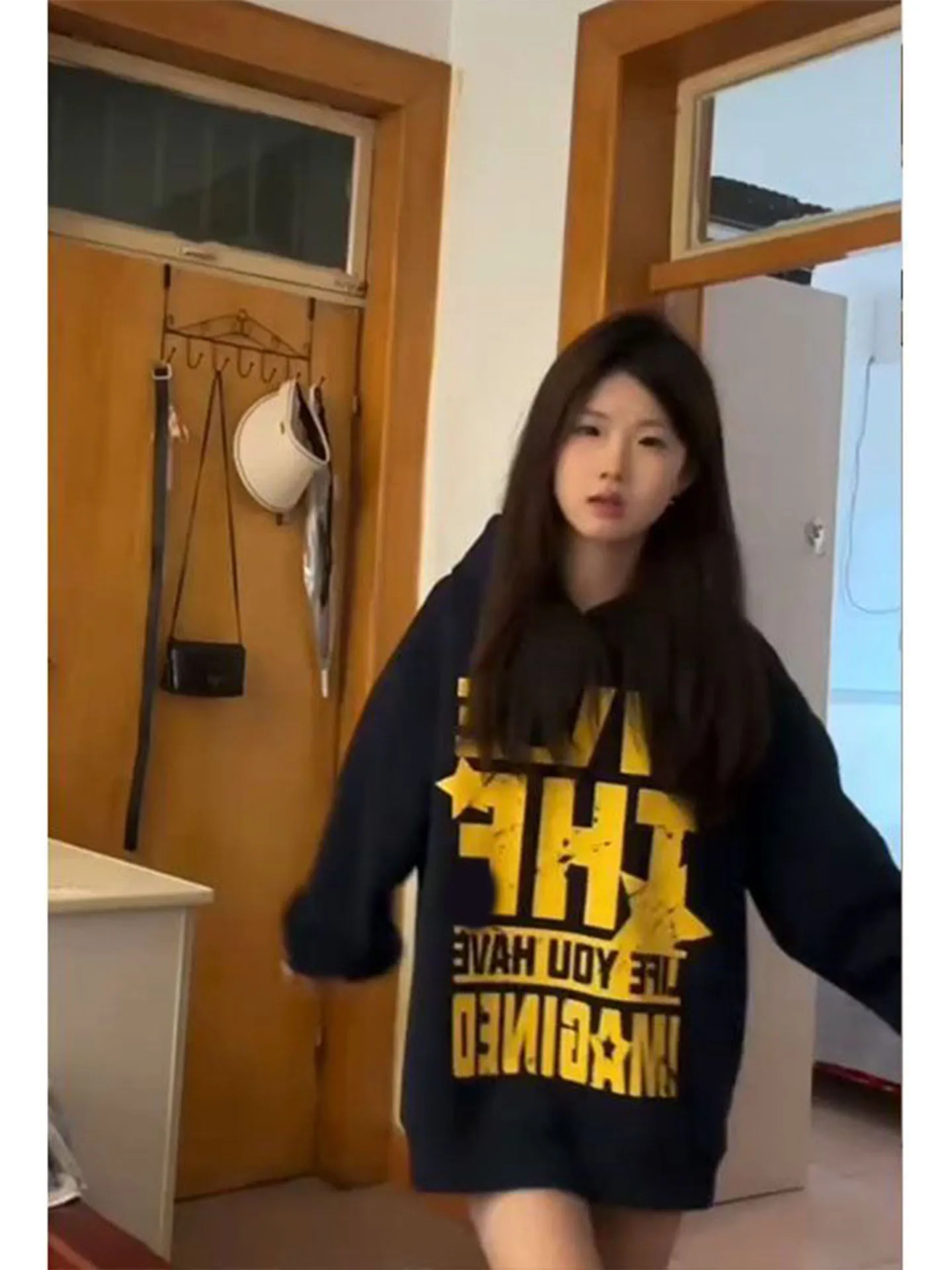 

2025 Новая американская повседневная белая толстовка с капюшоном и буквенным принтом, свободная осенне-зимняя персонализированная толстовка для пар