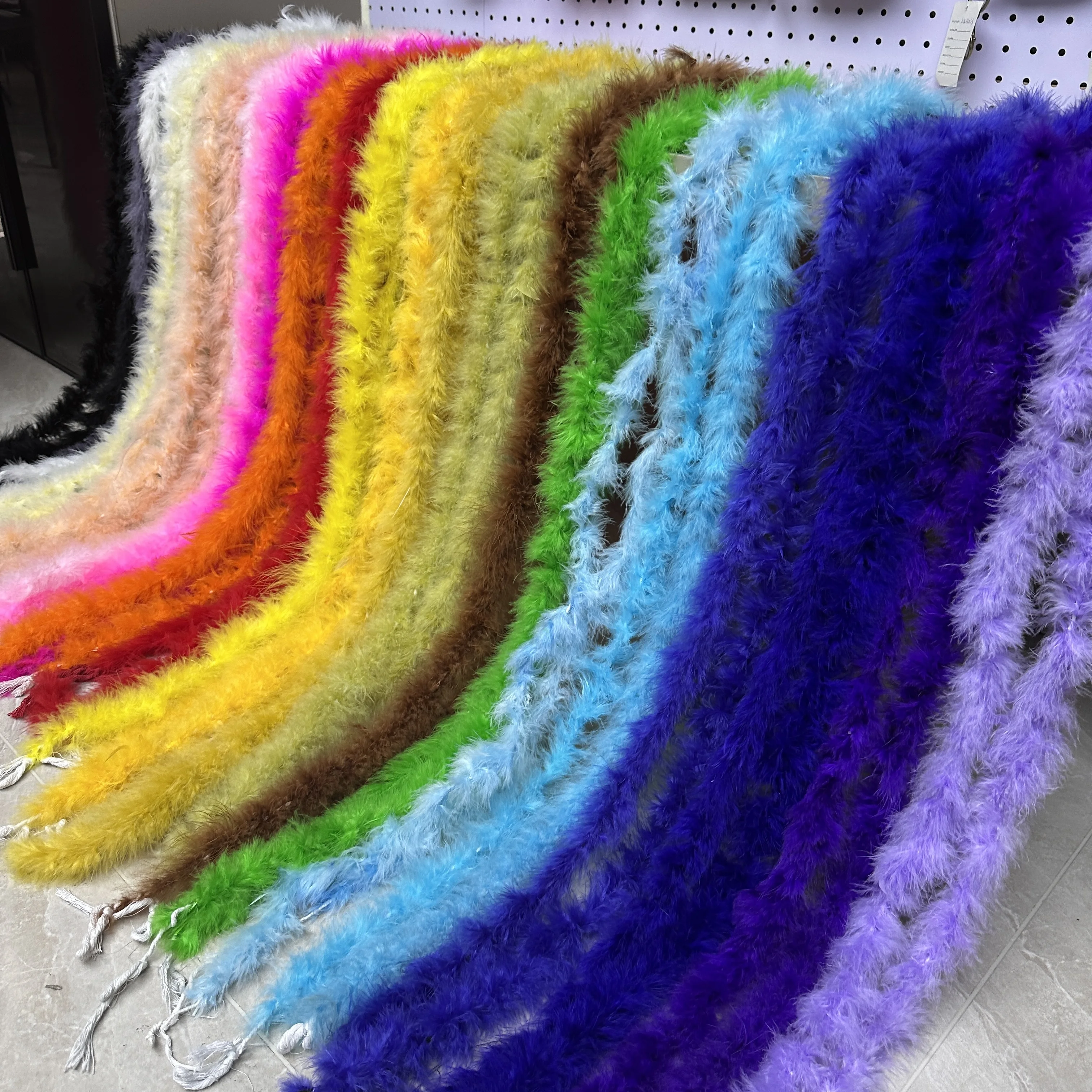 2 Yards Flauschiger Mehrfarbiger Truthahn-Marabu-Federboa-Schal für DIY-Bastelarbeiten, Hochzeitskleid-Dekoration, Kostümparty-Zubehör, Federn