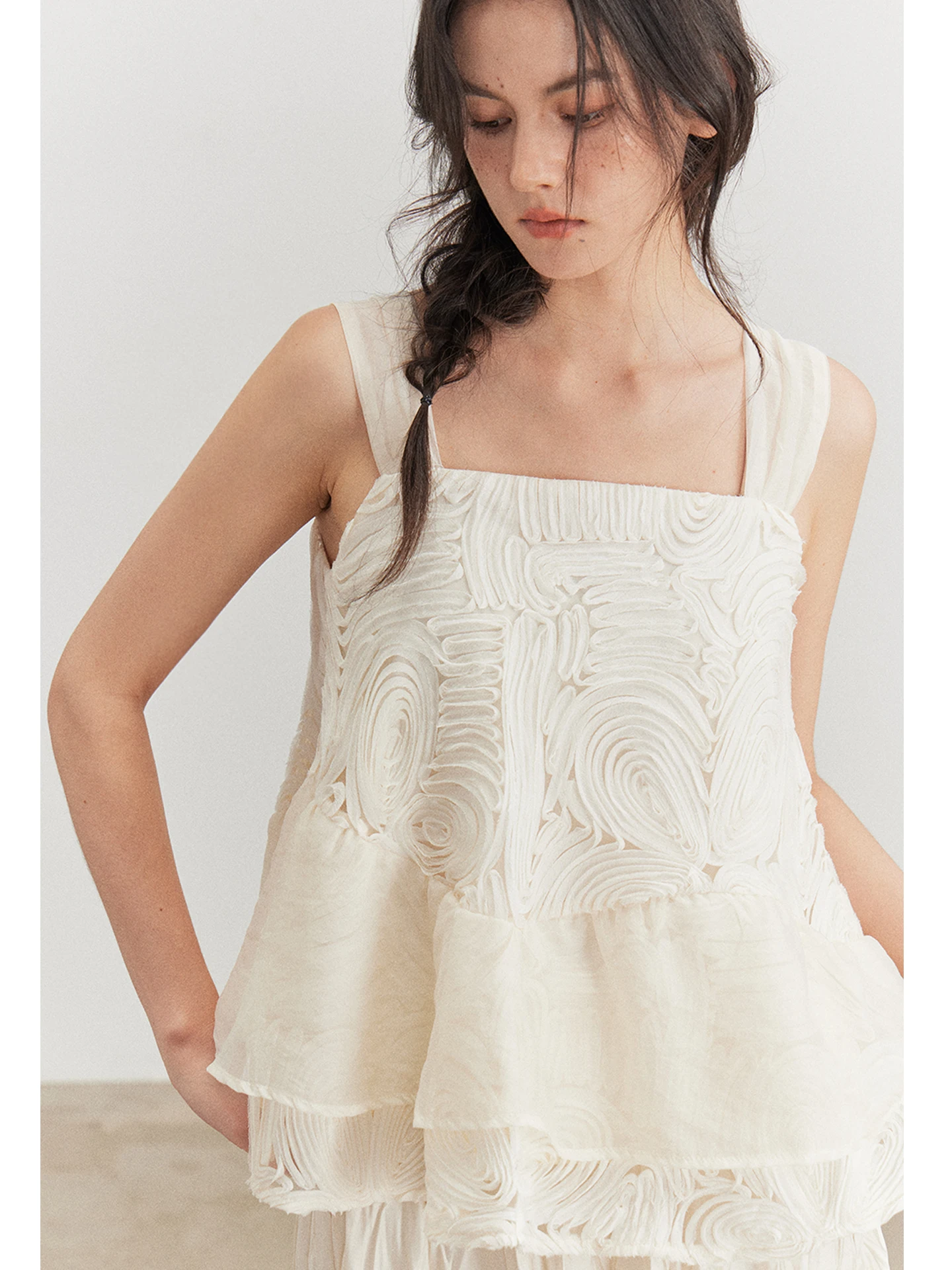 

Романтичный 3D-топ с цветочным узором и U-образным вырезом на бретельках, женский летний новый стиль, короткий топ с лепестками в сказочном стиле