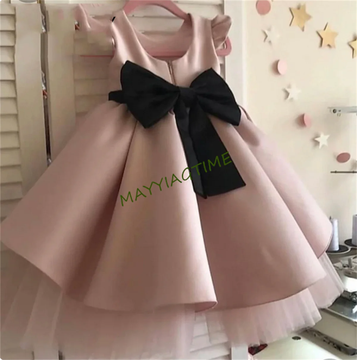 

Puffy Cute Girl Pageant Dresses Kids Bow Knot Flower Girl Dresses Baby Ruffles Layers Tired First Communion Dresses Ball Gown