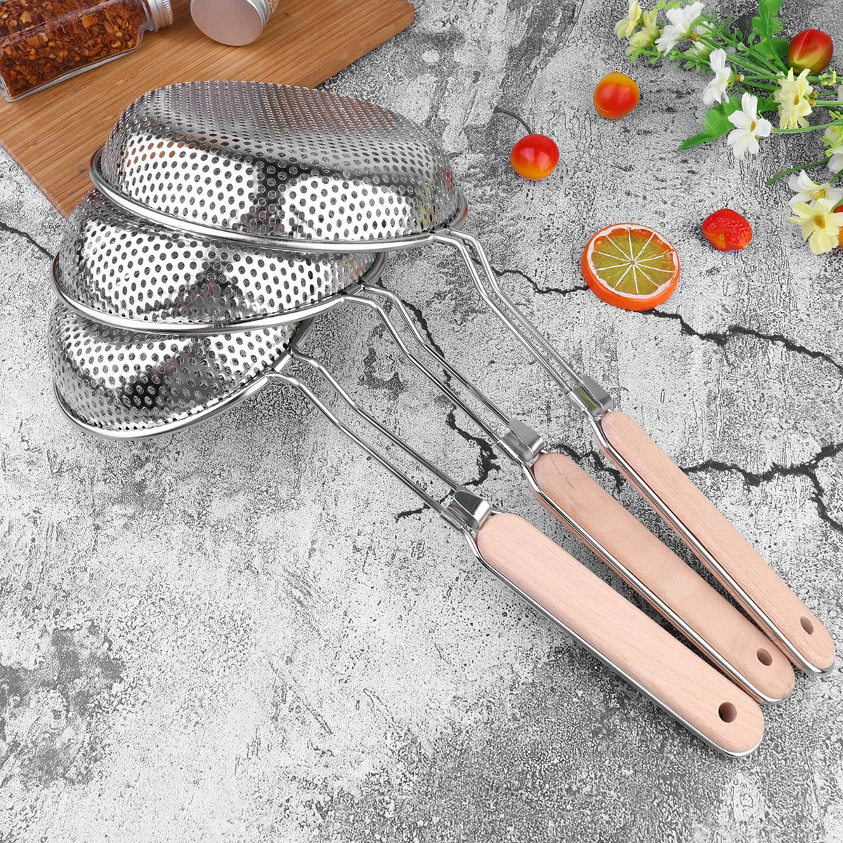 

Stainless Steel Strainer 14cm Wooden Handle Food Serving Skimmer Hot Oil Separation Suitable for Home Hotel Kitchen
