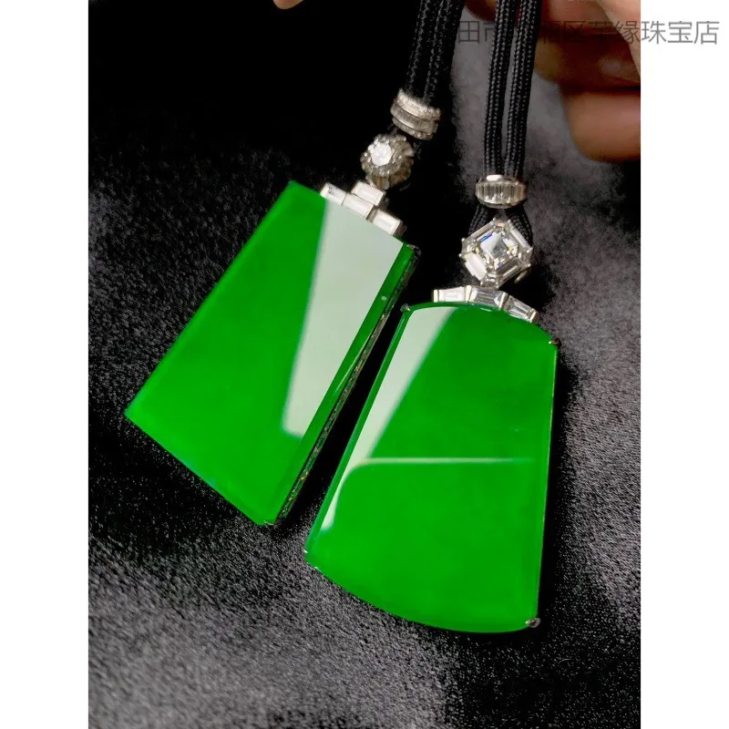 Pendentif en jadéite de Birmanie naturelle « Sans soucis », pendentif vert impérial incrusté d'or 18 carats, symbole de paix et de tranquillité