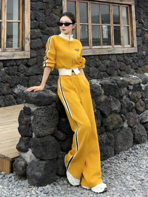 Fashionable Women's Fleece Lined Wide Leg Pants Set High Street Style Autumn Design Sweatshirt Jacket Two Piece Ensemble