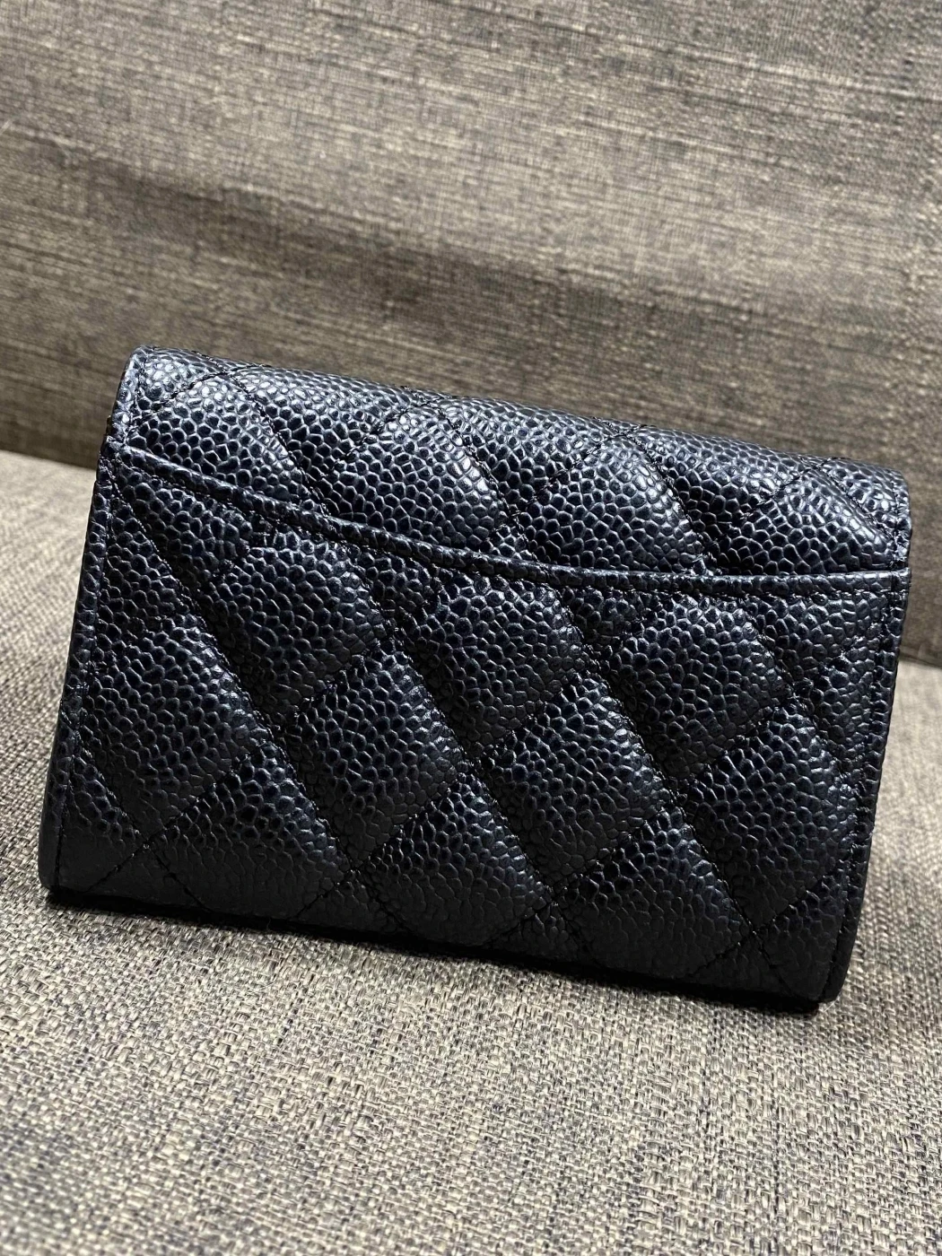 cartera-de-piel-de-vaca-con-tapa-abatible-estilo-y-diseno-sencillo-monedero-con-rejilla-de-diamantes-y-costuras-tarjet