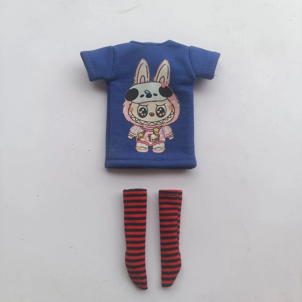 Handgefertigte OB24 1/6 Puppenkleidung, Cartoon-Print Kurzarm-T-Shirt + gestreifte Socken, kann als Zubehör für 1/6 Puppen verwendet werden. – Detail 7