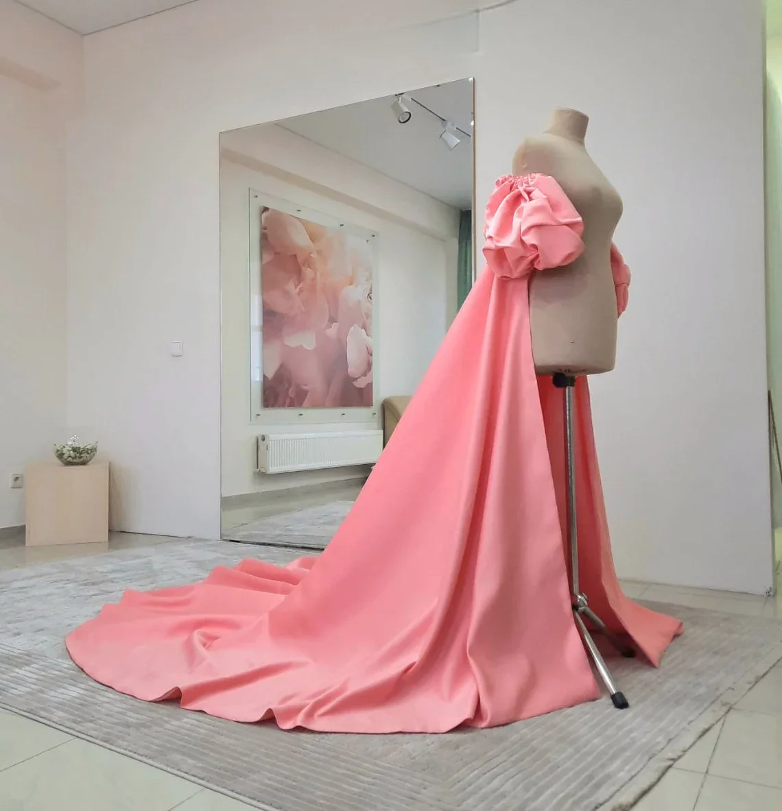 Immagine reale Mantello per bicipiti da donna nero in raso con strascico Giacca da sposa formale da donna Capispalla femminile fatto a mano Colore libero