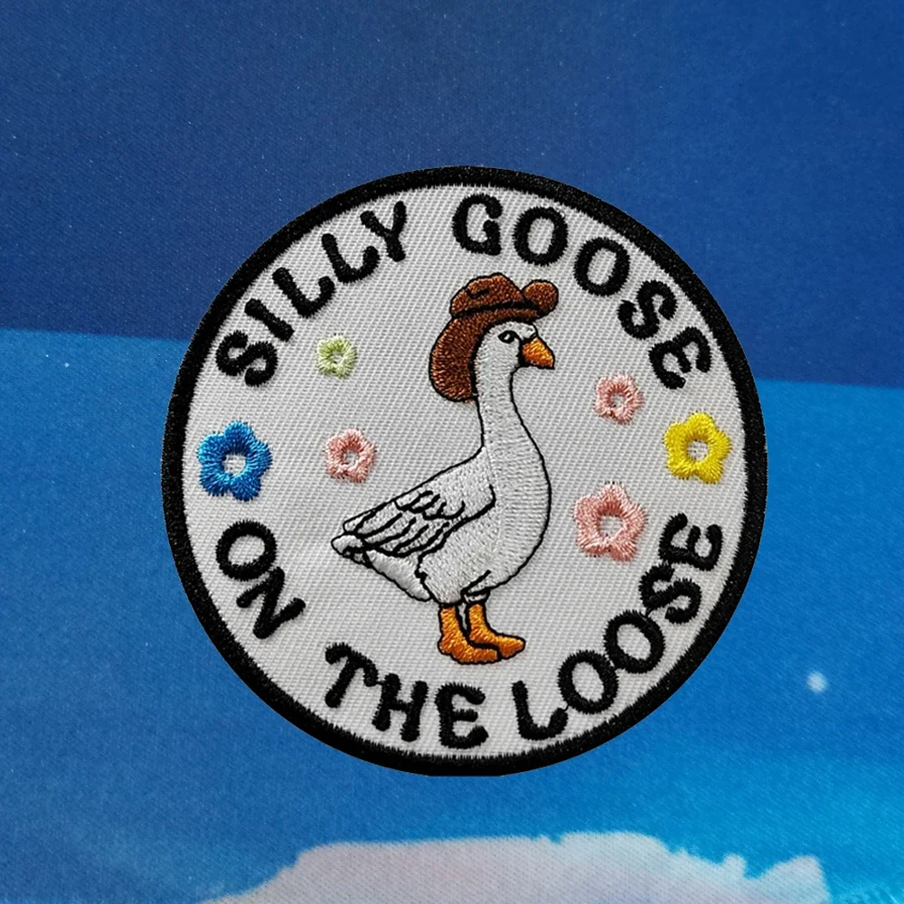 SILLY GOOSE ON THE LOOSE Round Cute Animal Pattern White Goose Patch For Bag Hat Tactical Cloth Label Sew-on Decoration Applique