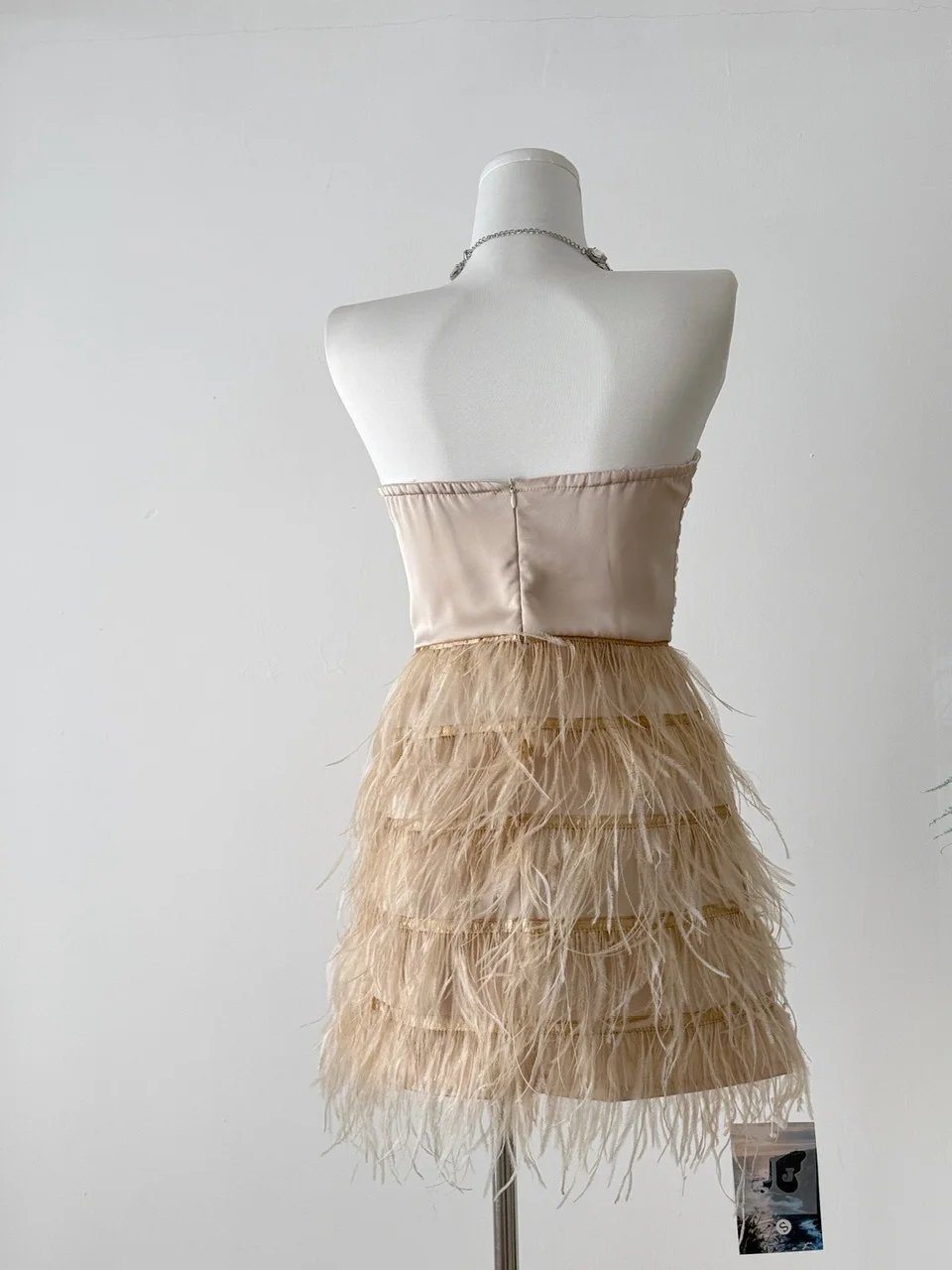 Ele Vestido de gala con hombros descubiertos Dr Faion Falda acampanada de cintura alta para mujer Detalle de plumas de lentejuelas No-Sve Cumpleaños Dr