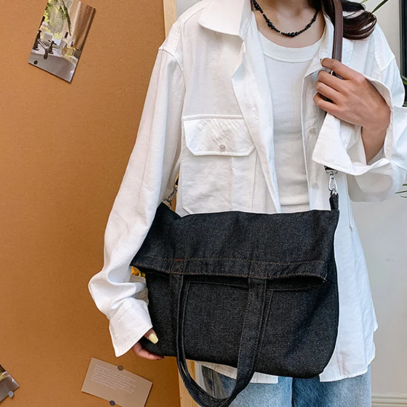 Sac fourre-tout en denim chic, sac à main polyvalent, sac à bandoulière avec sangle d'appoint en cuir, parfait pour les tenues quotidiennes décontractées pour femmes