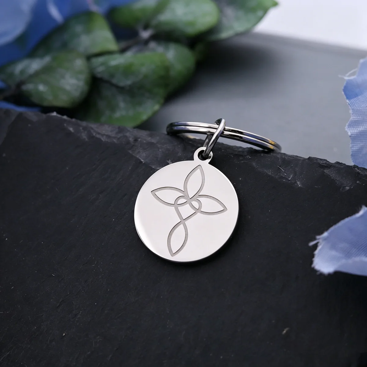 Chandler Celtic Trinity Flower Knot Round Pendant Keychain Car Key Chain Protection Amulet Jewelry