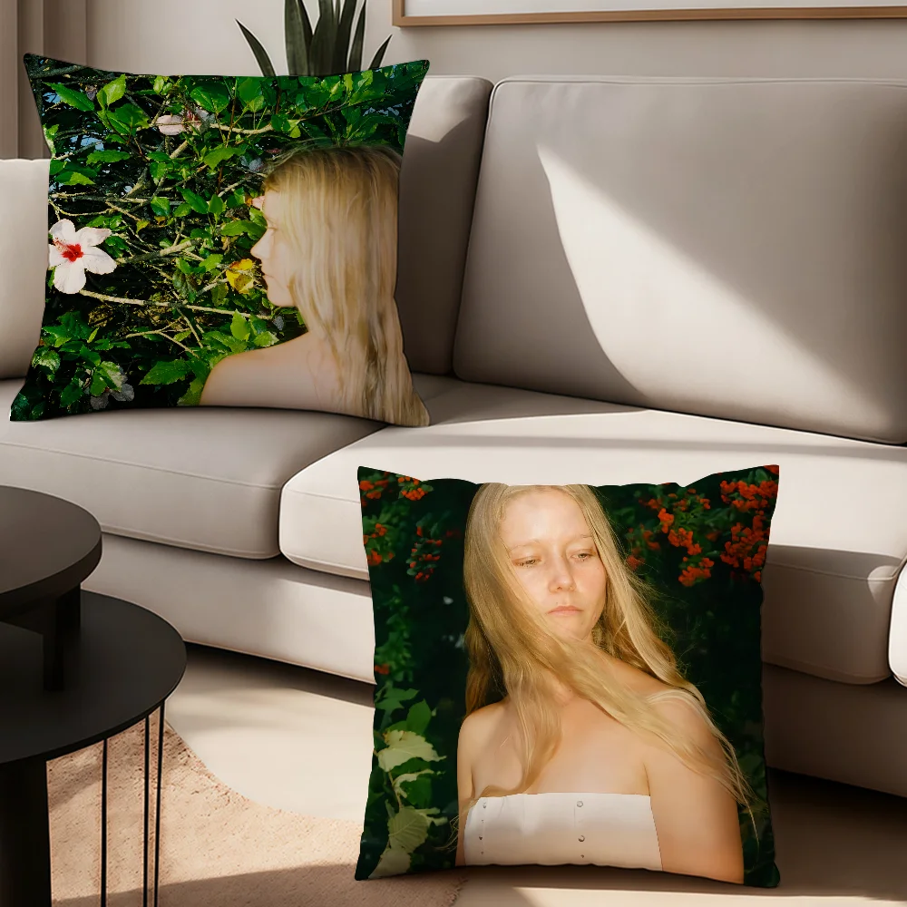 Singer Alice Phoebe… - image