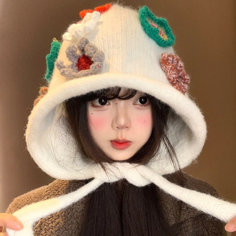 Koreanische bunte Strickmütze mit Blumenmuster und Ohrschutz, warme Wintermütze für Damen, winddichte Bombermütze für den Außenbereich – Detail 2