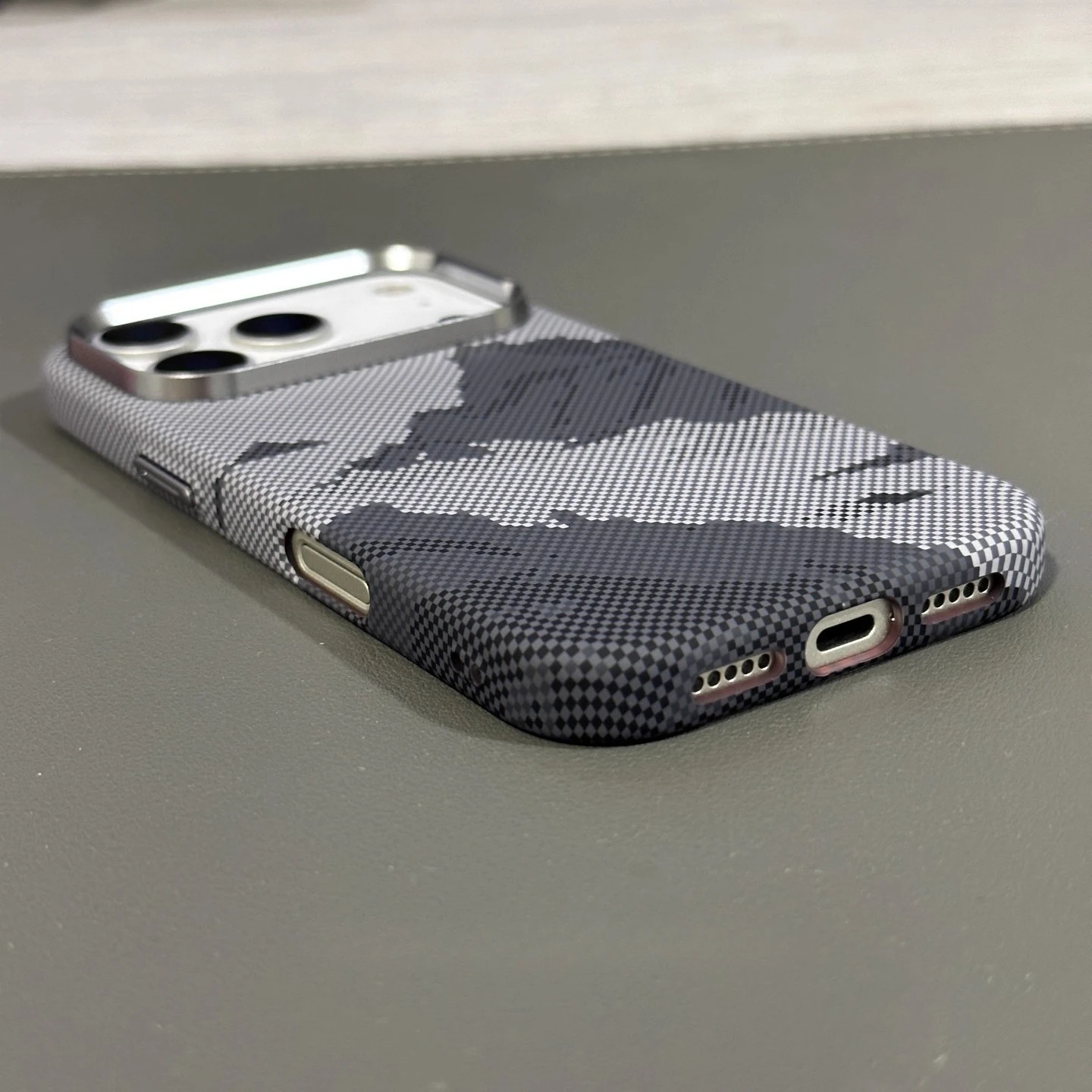 Magnetyczne etui Snow Mountain na iPhone'a 17 16 Pro Max, matowe, tłoczone, twarda obudowa PC, ochrona obiektywu aparatu, Capinha Funda — zdjęcie produktu 3