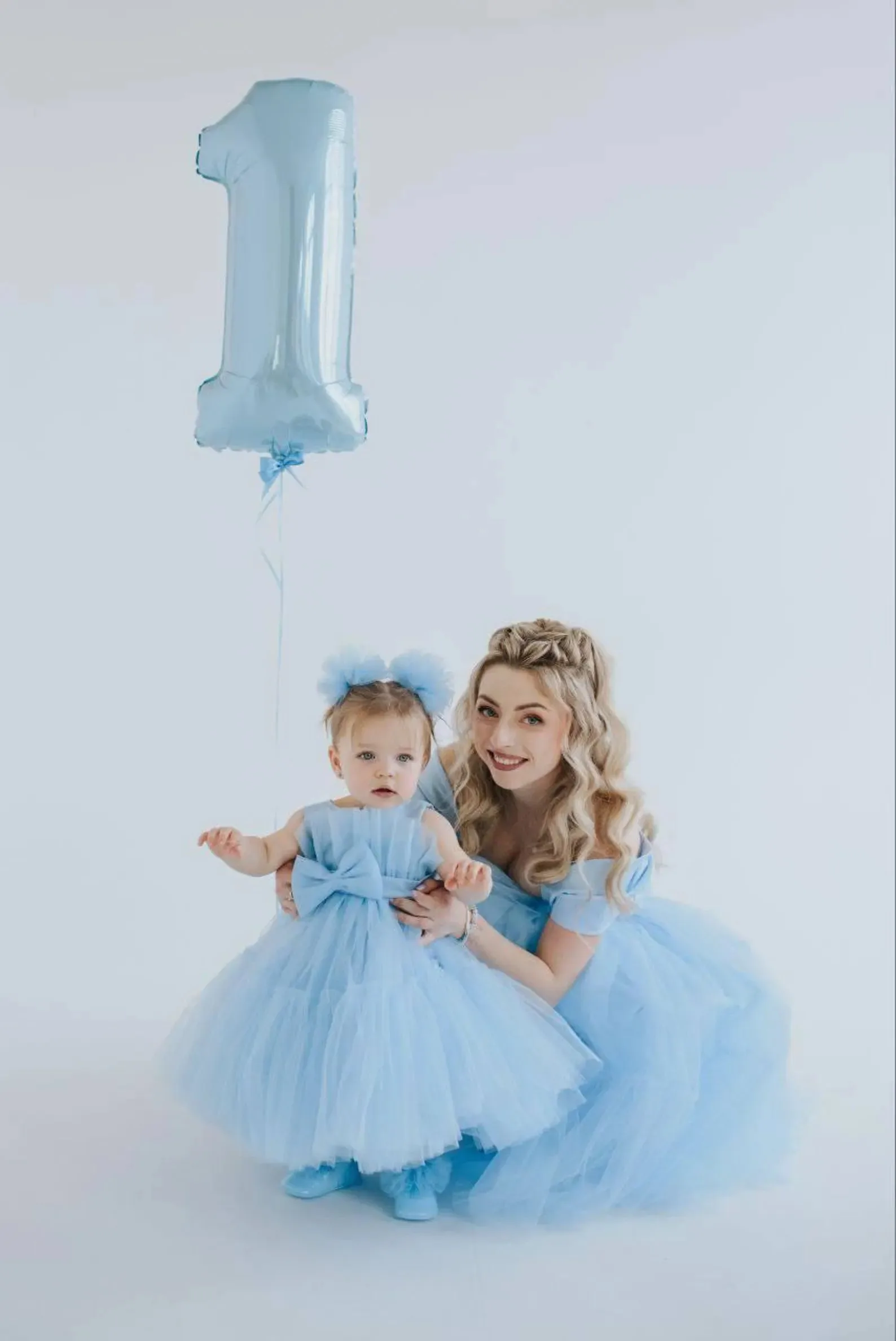 Maßgeschneidertes ärmelloses, gestuftes Tüll-Blumenmädchenkleid für luxuriöse Hochzeiten, Geburtstagsfeiern, Festzüge, Laufsteg und formelle Anlässe für Kinder.