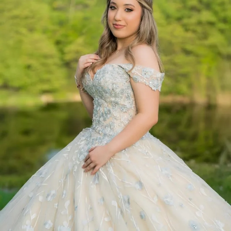 

Платье для квинсеаньеры светлого цвета с открытыми плечами, блестящими кристаллами, 3D цветочными аппликациями и длинным шлейфом. ﻿ Настройте на свой вкус