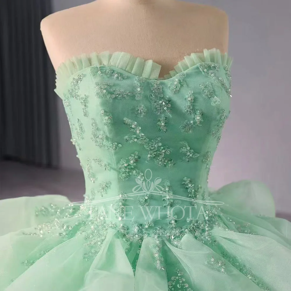Abiti Quinceañeras Princesas 2025 Sweetheart senza maniche con lacci sul retro Perline Paillettes a strati Abito lungo verde personalizzato