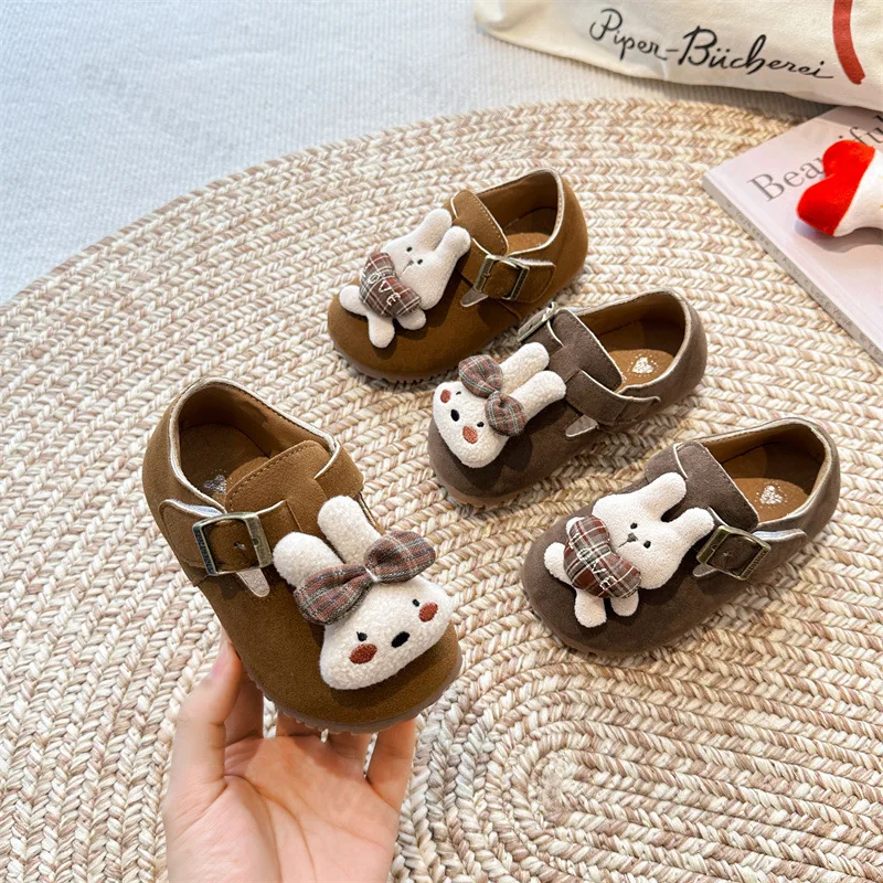 

Легкая повседневная обувь для девочек, осень 2023, новые милые туфли на мягкой подошве с героями мультфильмов на плоской подошве, модные уличные нескользящие одинарные туфли с пряжкой и ремешком