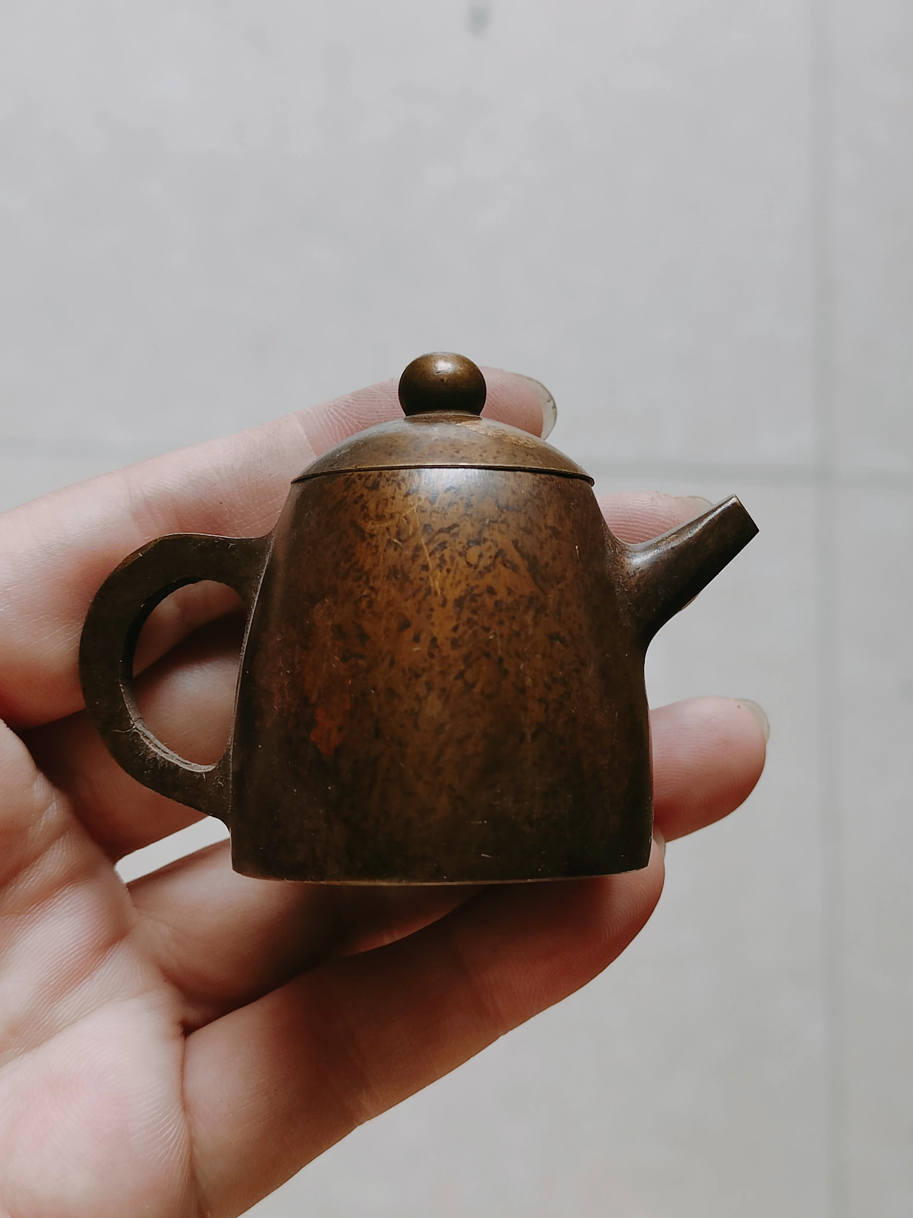 

China vintage brass vintage mini teapot desktop decoration drop pot handle pot living room porch home decoration.