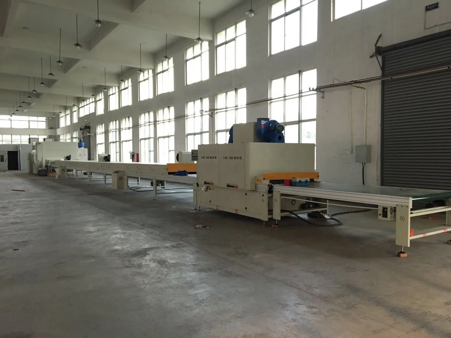 Macchina a spruzzo automatica del sistema di verniciatura per porte in legno CNC per MDF/legno massiccio/mobili