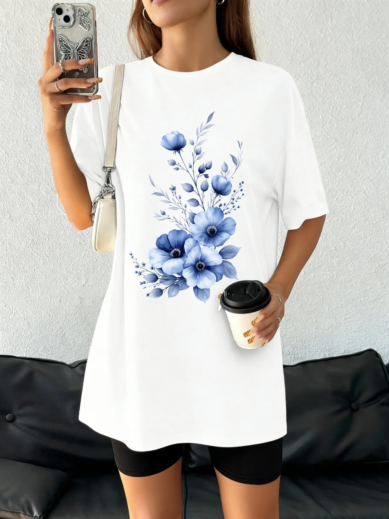 

Watercolor blue flower oversize short-sleeved T-shirt dress + shorts two-piece set, a laid-back and body-concealing outfit
