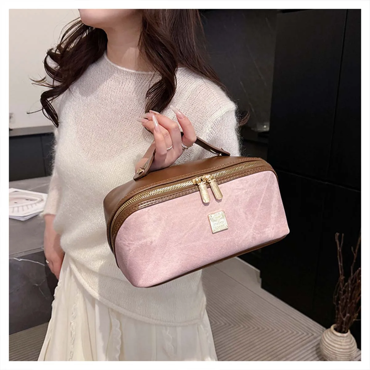 

New cosmetic bag, high-end denim PU leather splicing color-blocking travel cosmetics storage bag, metal brand toiletry bag