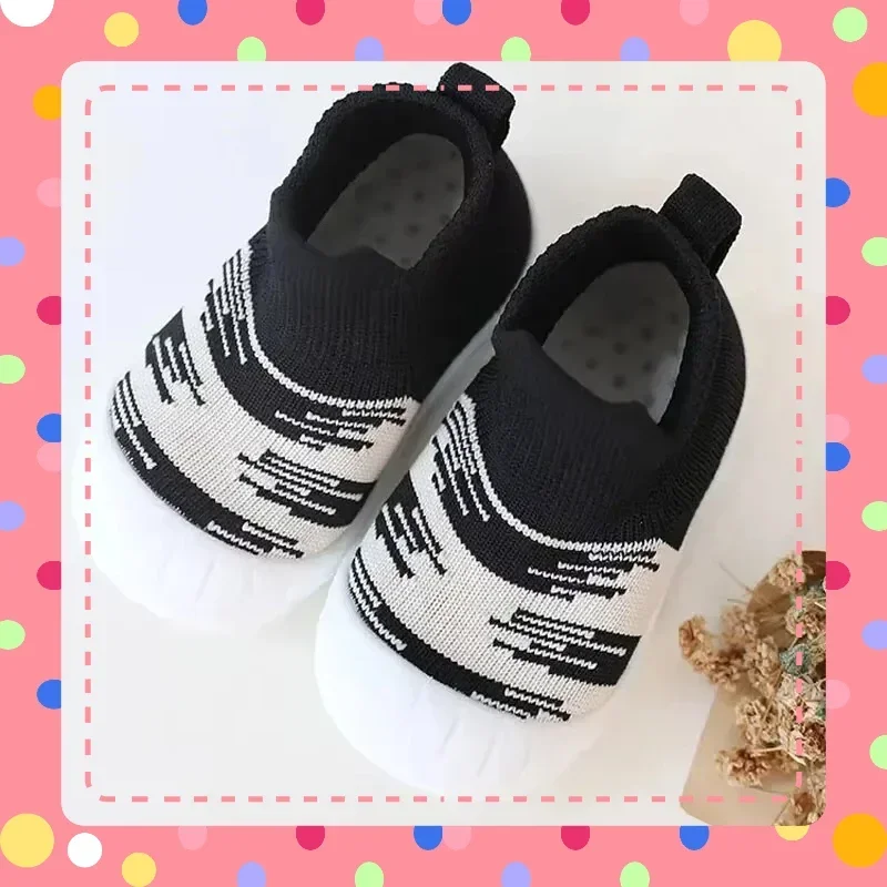Kleinkindschuhe im klassischen Stil für drinnen und draußen, gepunktete, rutschfeste, kollisionssichere Baby-Sportschuhe mit weicher Sohle