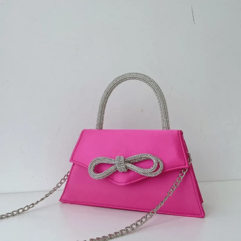 Imagem -04 - Bolsas Femininas com Arco Strass Bolsas Glitter Cristal Trapézio Cetim Embreagem Rosa Noite Bolsa para Festa de Casamento Estilista de Moda Chique