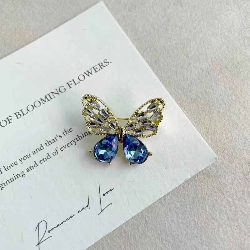 2024 New Butterfly Brooches For Women Blue Crystal Lapel Pins Romantic Party Wedding Clothing Accessories Jewelry